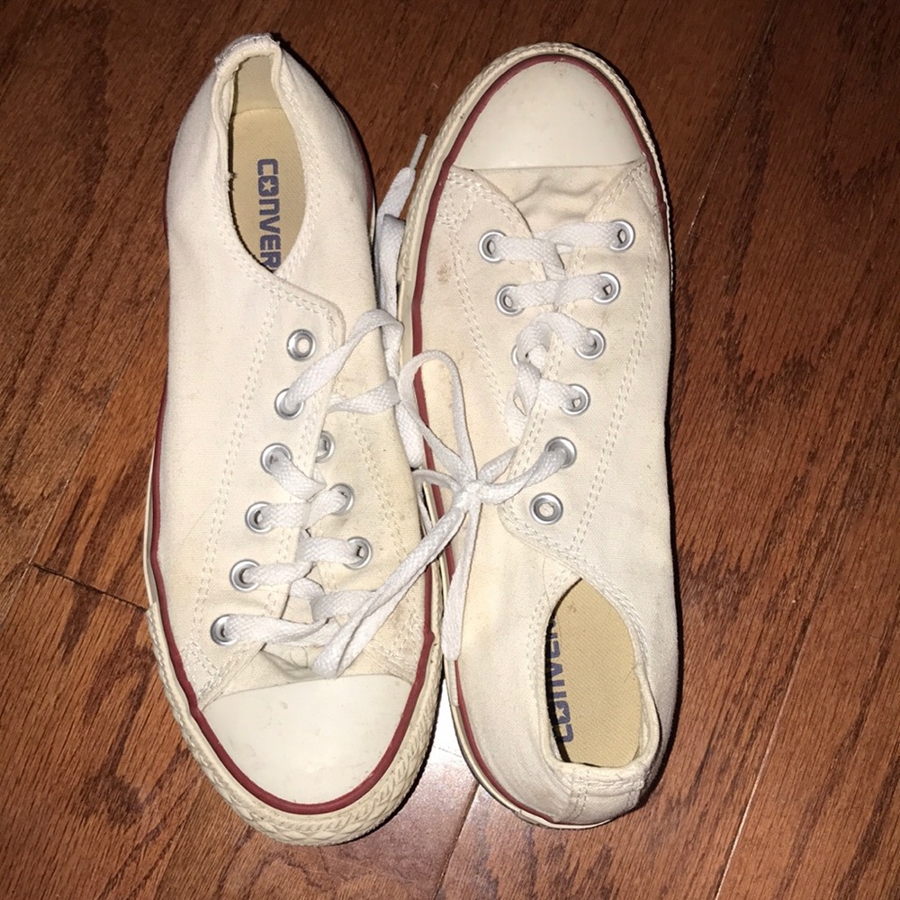 (Loved) white converse low top